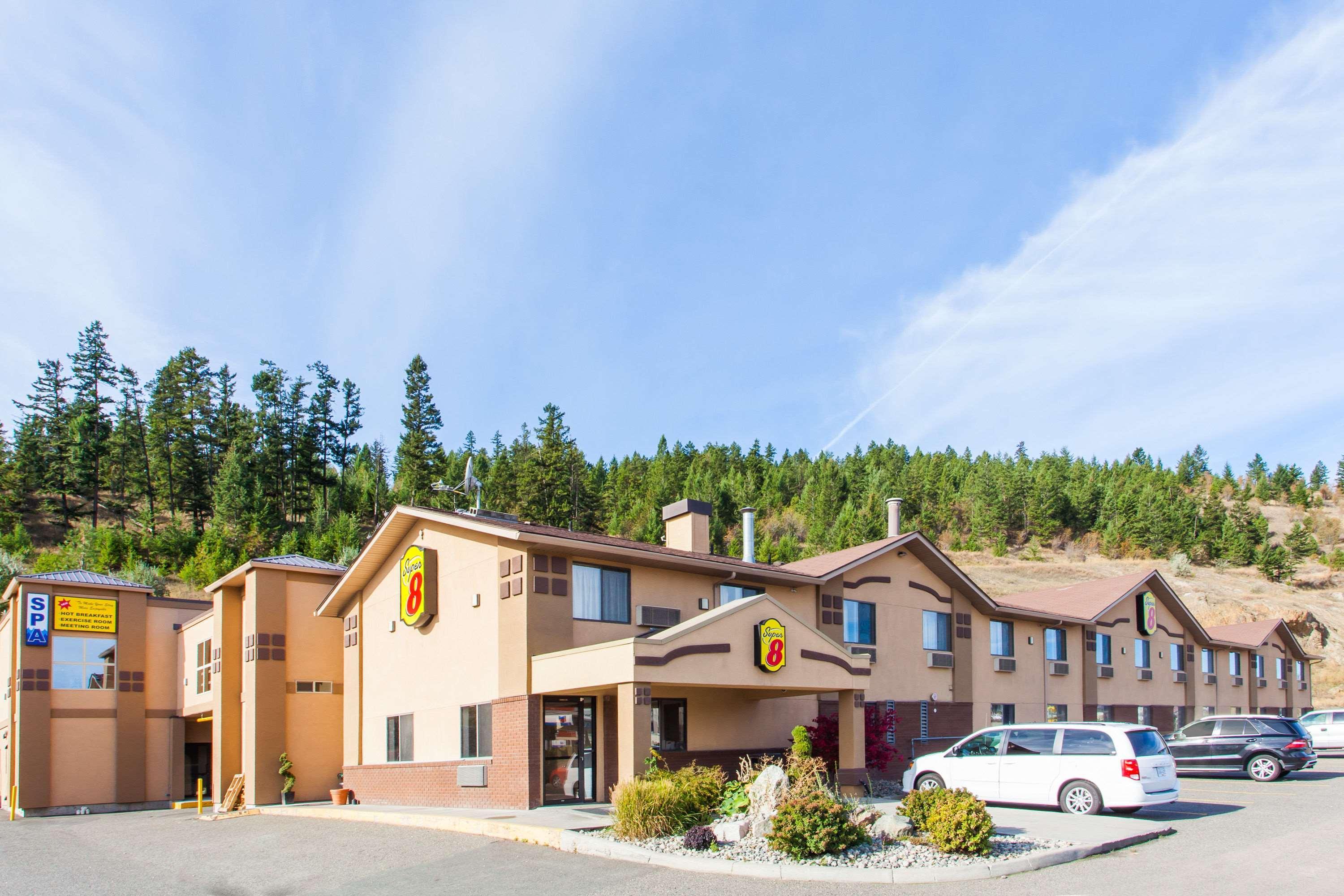 Hotel Super 8 By Wyndham Kamloops On The Hill Exterior foto