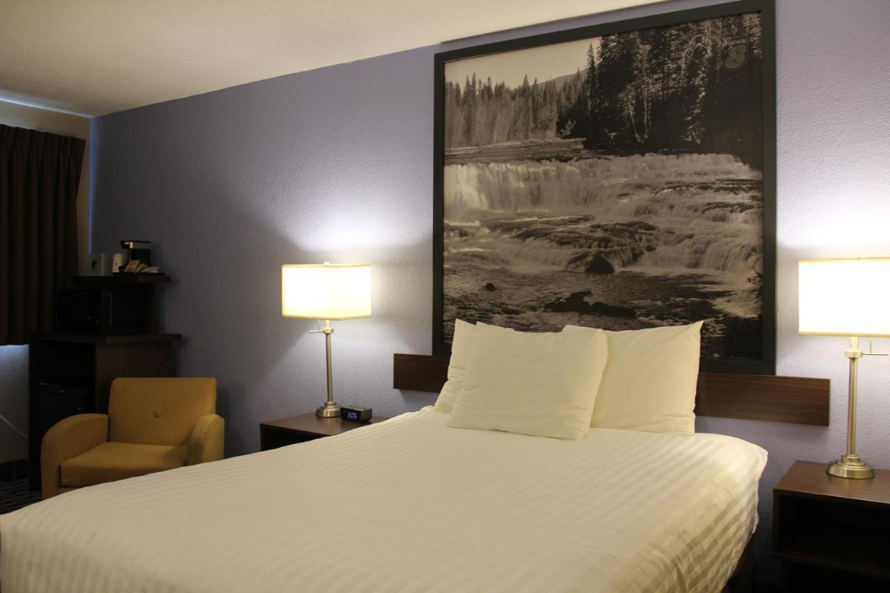 Hotel Super 8 By Wyndham Kamloops On The Hill Exterior foto