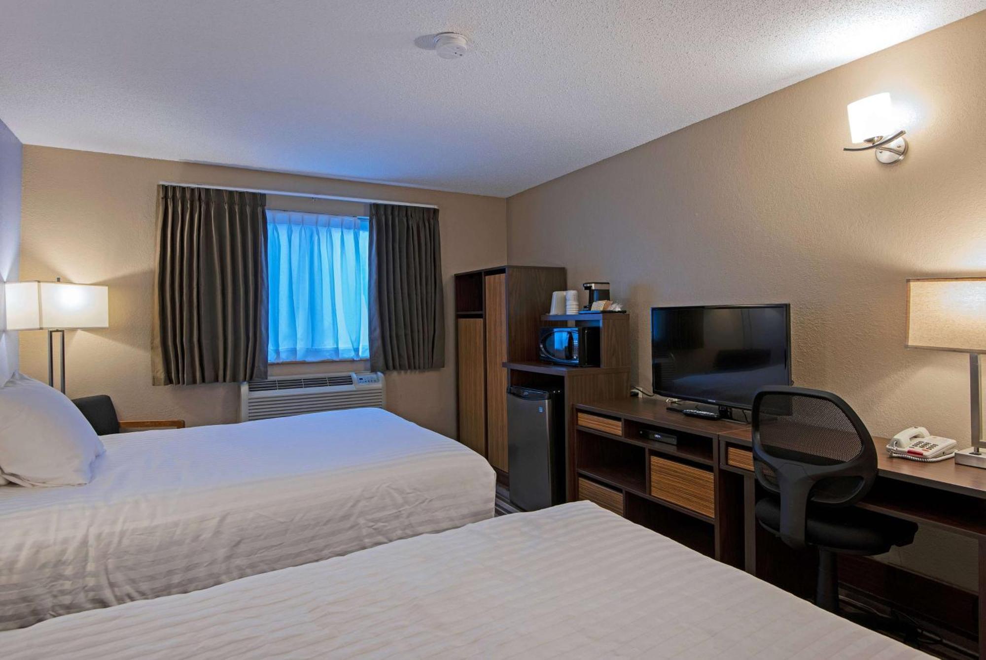 Hotel Super 8 By Wyndham Kamloops On The Hill Exterior foto