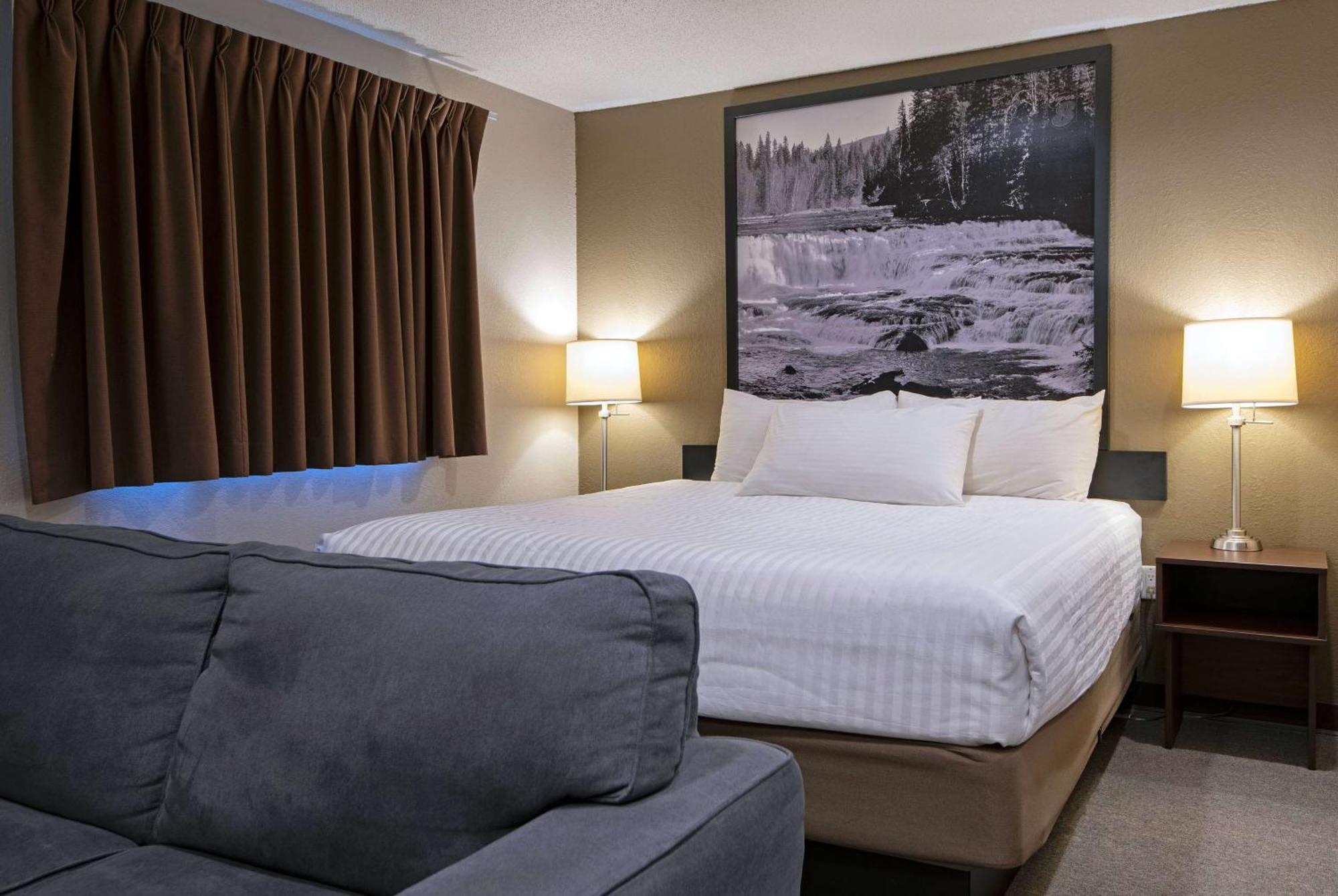 Hotel Super 8 By Wyndham Kamloops On The Hill Exterior foto