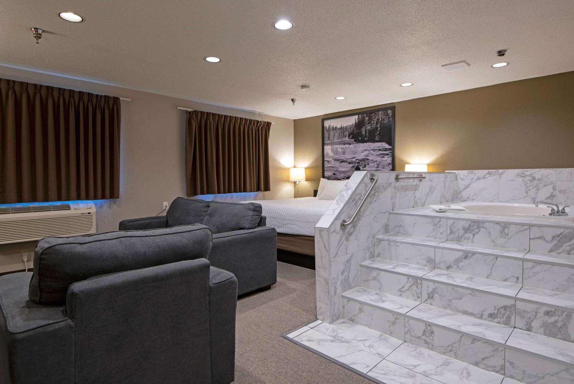 Hotel Super 8 By Wyndham Kamloops On The Hill Exterior foto
