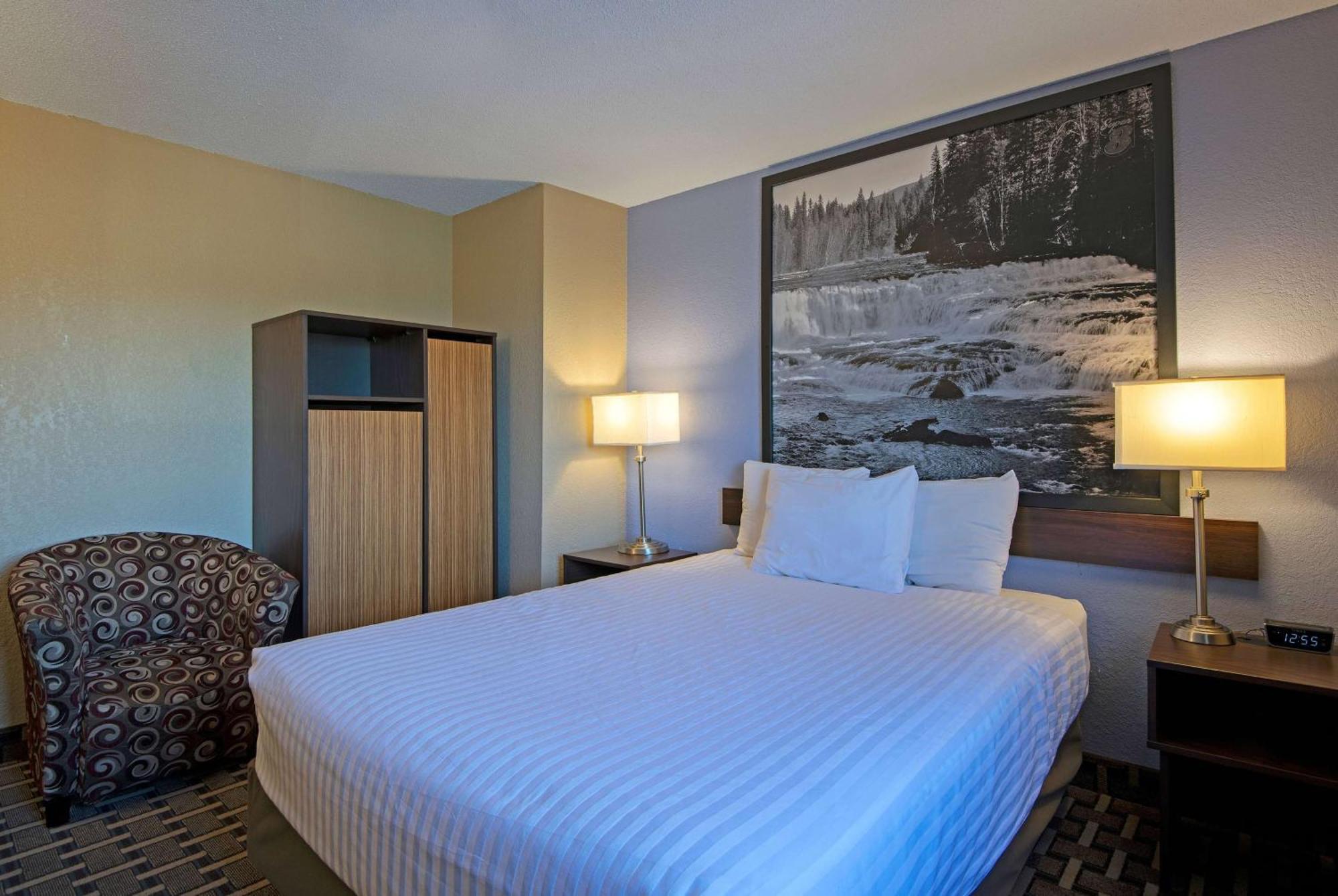 Hotel Super 8 By Wyndham Kamloops On The Hill Exterior foto