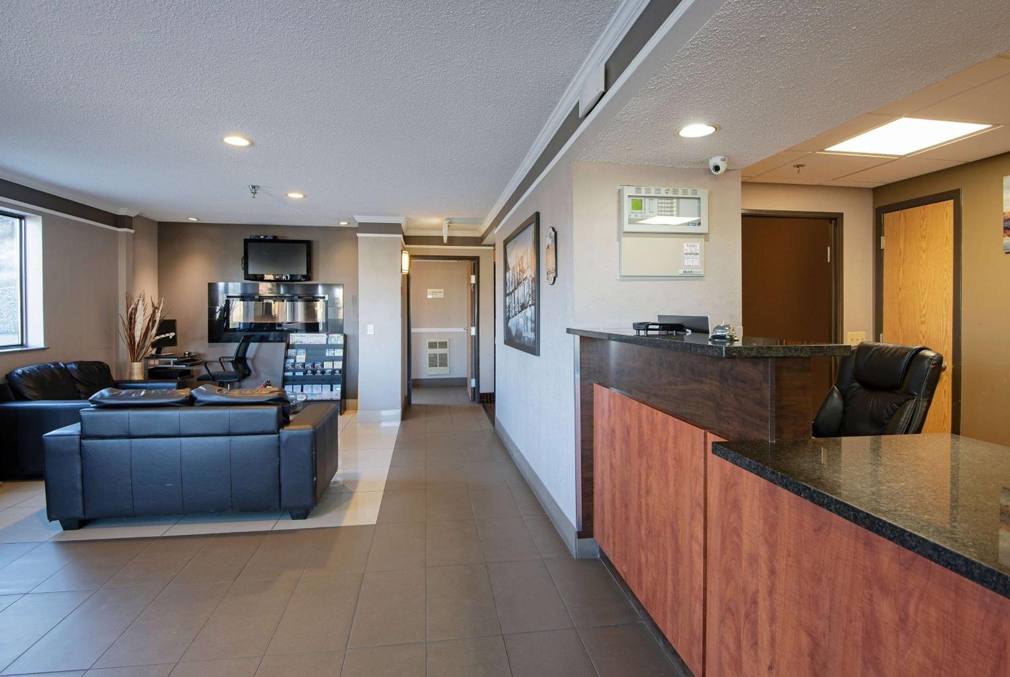 Hotel Super 8 By Wyndham Kamloops On The Hill Exterior foto