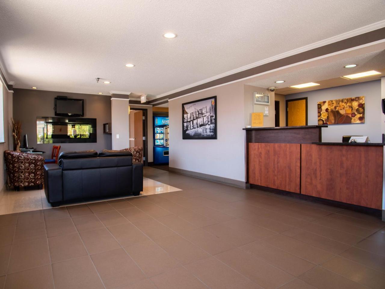 Hotel Super 8 By Wyndham Kamloops On The Hill Exterior foto