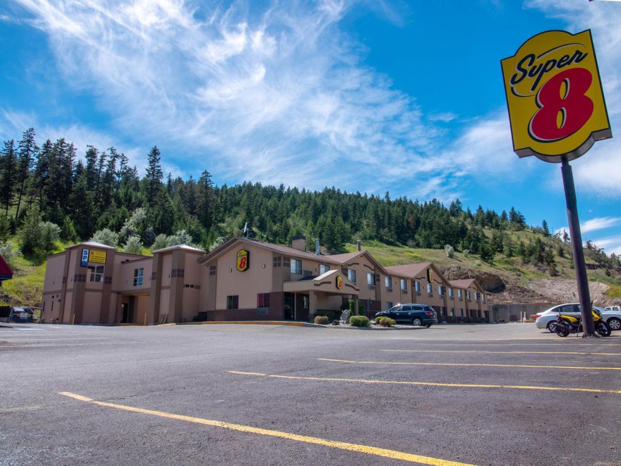 Hotel Super 8 By Wyndham Kamloops On The Hill Exterior foto
